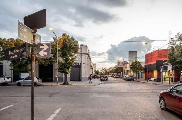 Una policía quiso mediar en una pelea a la salida de un boliche y la golpearon con una baldosa en la cabeza | Actualidad
