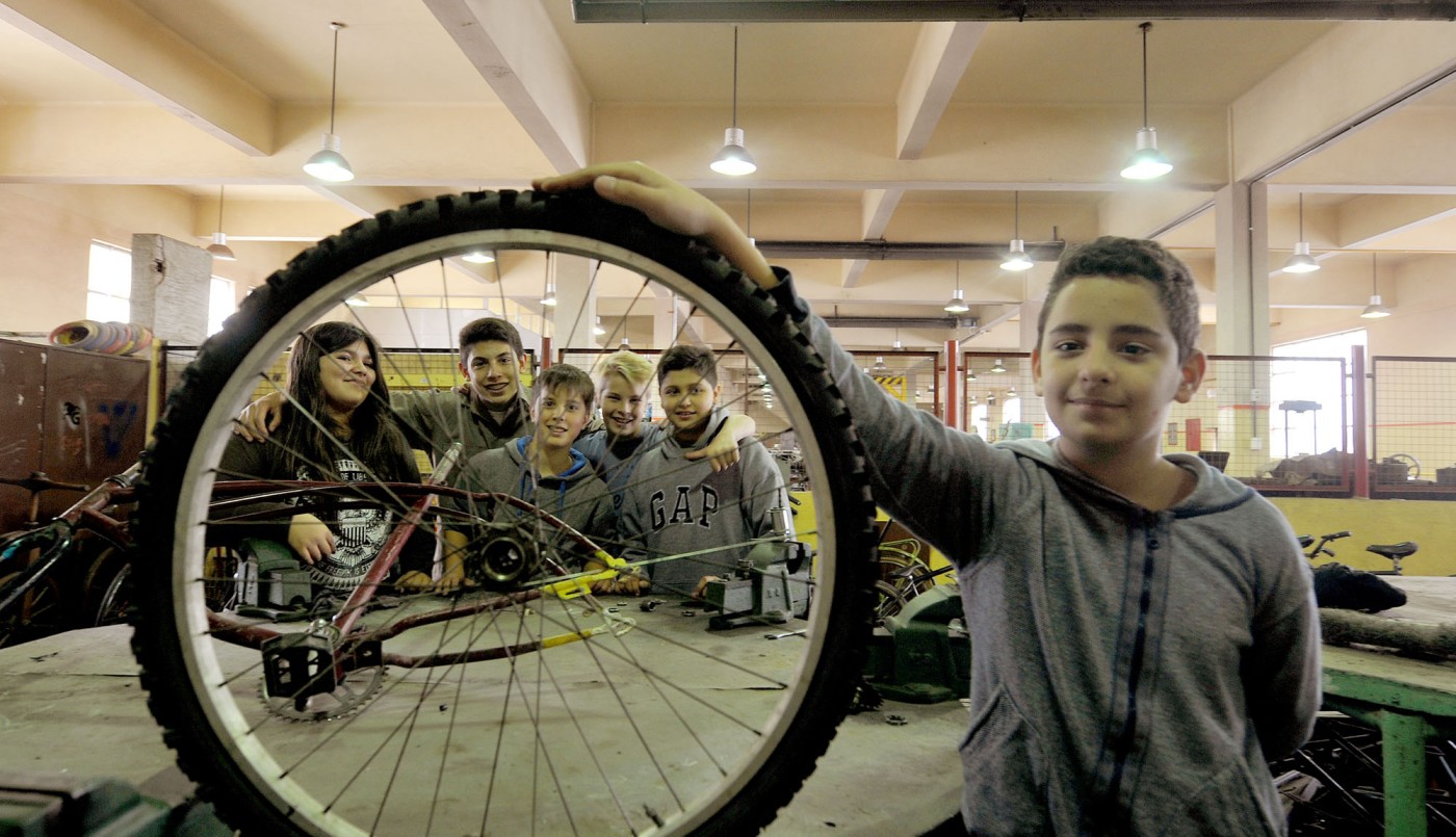 Alumnos de escuelas técnicas reparan las sillas de ruedas apiladas en los depósitos del PAMI | Actualidad
