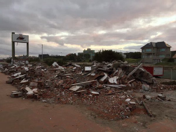 Comenzaron a demoler los balnearios de Pinamar para ganar playa y evitar erosión | Actualidad