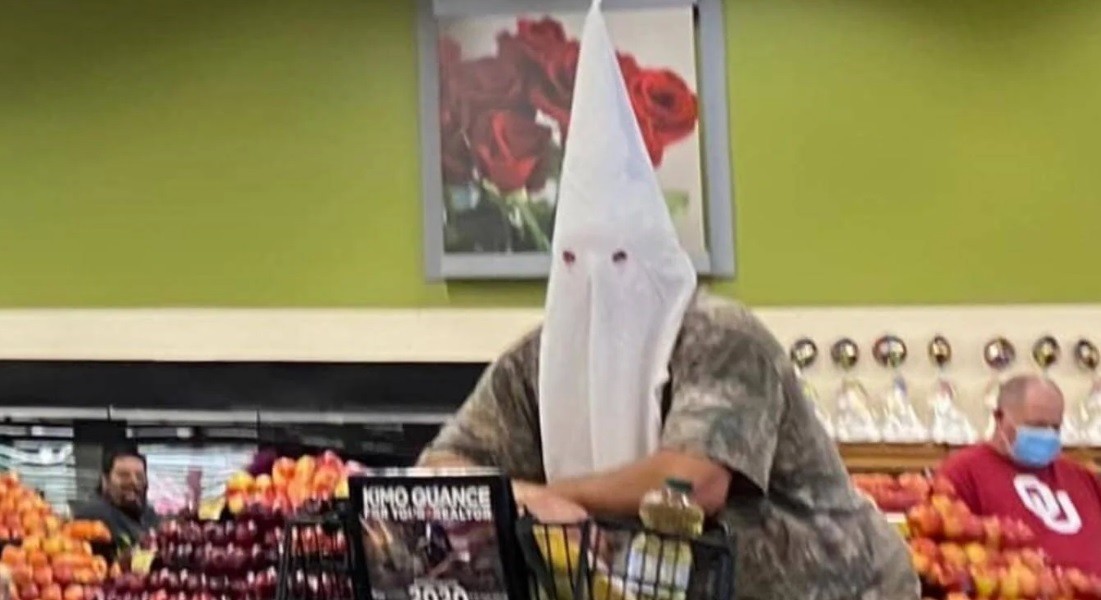 Fue al supermercado con una capucha del Ku Klux Klan a modo de "tapaboca" | Internacionales