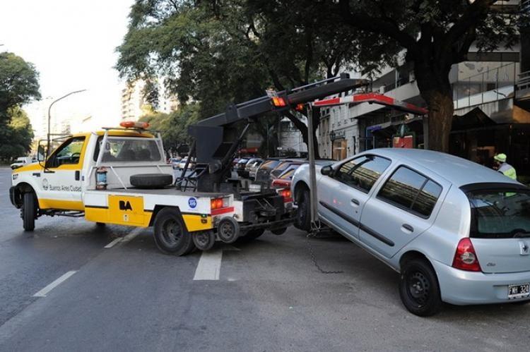 El libre estacionamiento continúa en la Ciudad, pero las grúas circularán para "faltas extremas" | Actualidad