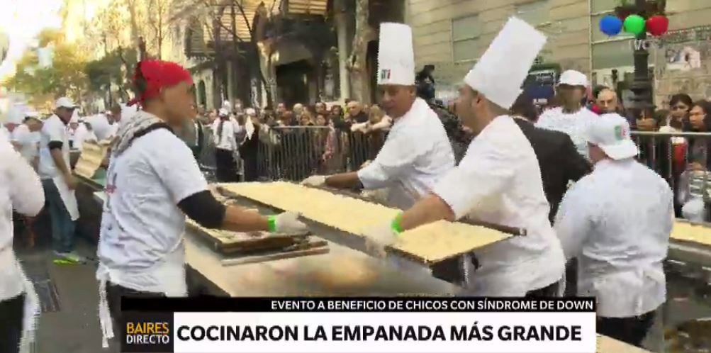 Cocinaron una empanada solidaria de 80 metros en Avenida de Mayo | Actualidad