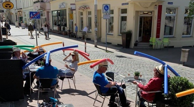 Coronavirus: el método de un café alemán para volver a atender a los clientes | Curiosidades