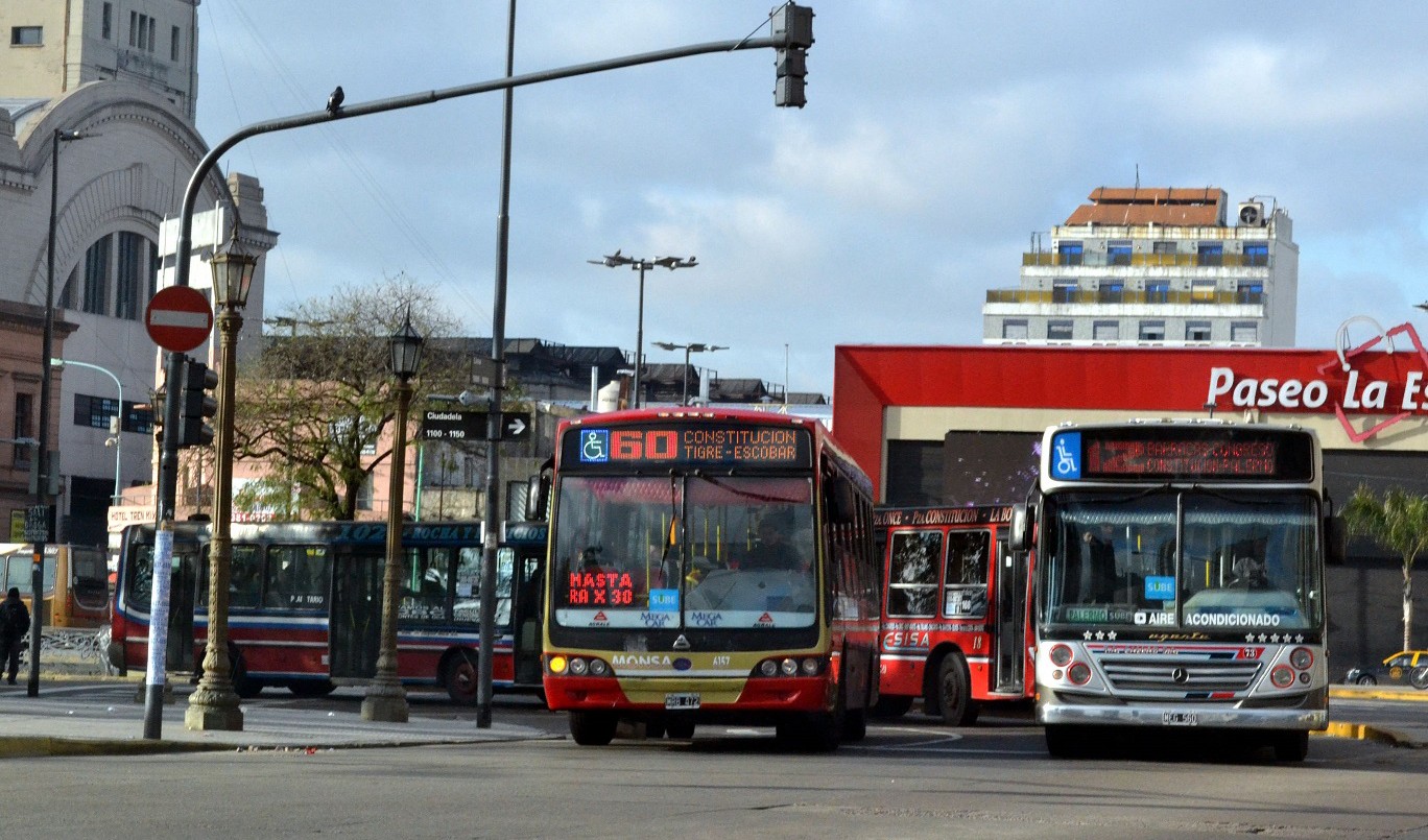 Transportes de pasajeros y cargas tendrán velocidad máxima limitada desde fábrica | Actualidad