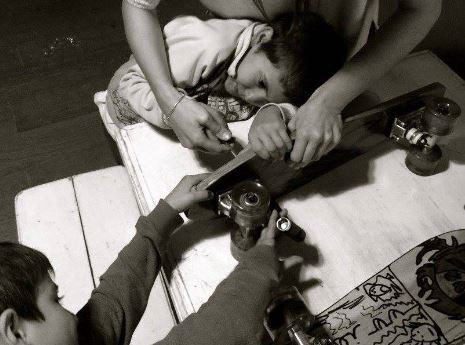 Jóvenes de alta vulnerabilidad social construyen sus propias patinetas | Actualidad