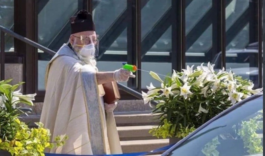Sacerdote usa una pistola de agua para hacer las bendiciones | Curiosidades