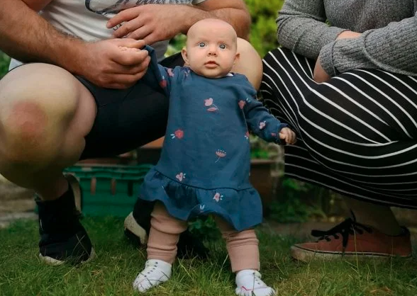 La sorprendente bebé de menos de 4 meses que ya se para sola | Curiosidades