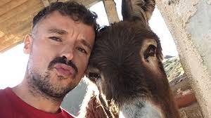 Video: la reacción amorosa de una burra al volver a ver a su cuidador | Curiosidades