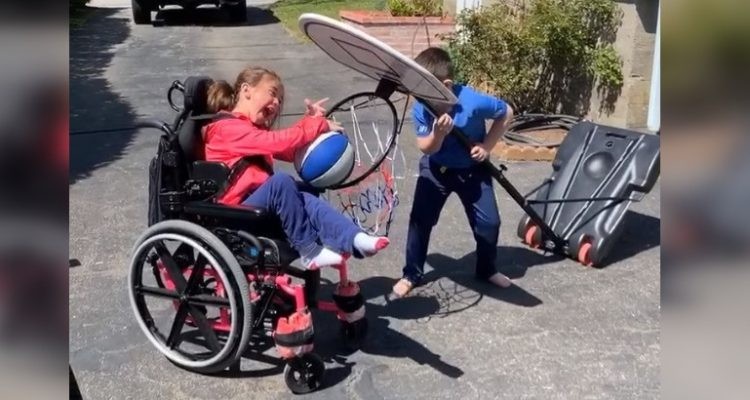 Video: el tierno gesto de un nene con su hermana discapacitada | Curiosidades