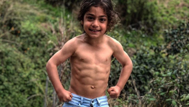 Arat Hosseini, el iraní de 7 años de abdominales de acero que quiere jugar como Messi | Curiosidades