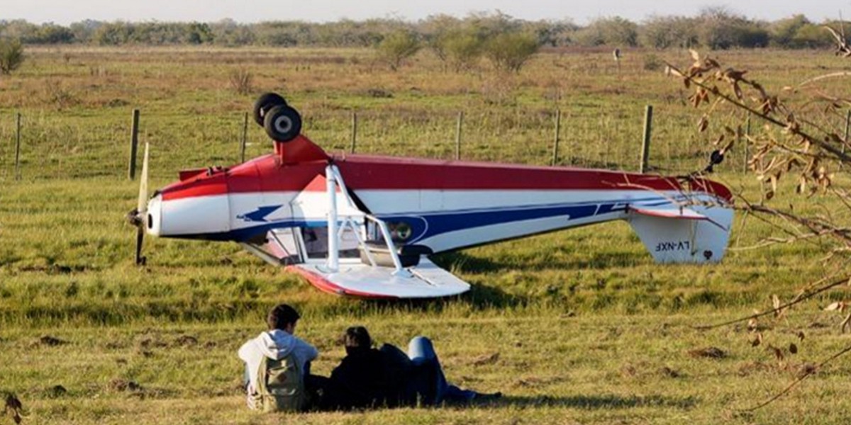 Cayó una avioneta al costado de la Autopista Buenos Aires-La Plata | Actualidad