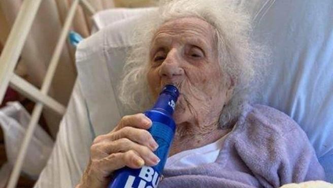 Tiene 103 años, se curó de coronavirus y festejó tomando una cerveza | Curiosidades