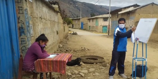 Camina todos los días 10 kilómetros y le da clases a sus alumnos casa por casa | Curiosidades