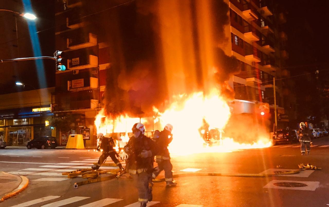 Se incendió un colectivo en Almagro | Actualidad