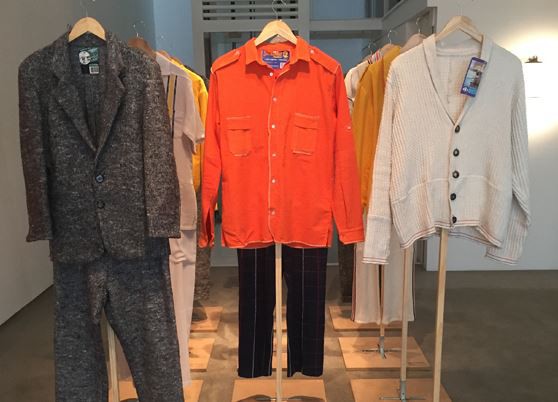 Arte y moda: ¿usarías un traje hecho con trapos de piso? | Actualidad