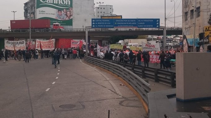 Protesta de trabajadores del frigorífico Penta al pie del Puente Pueyrredón | Actualidad