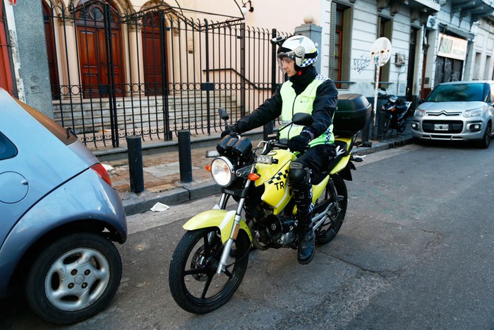 Agentes de tránsito en moto y con cámaras en los cascos captan hasta 40 mil infracciones por mes | Actualidad