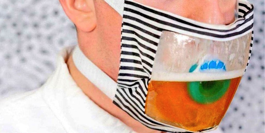 El increíble barbijo que contiene un tanque para medio litro de cerveza | Curiosidades