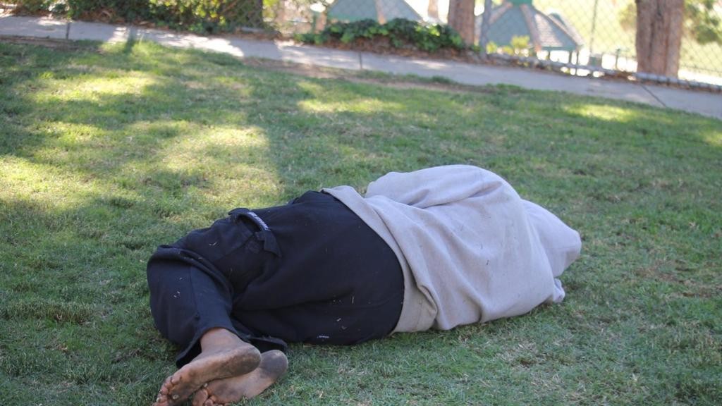 Les daba cerveza con veneno a los indigentes y los grababa para divertirse | Internacionales