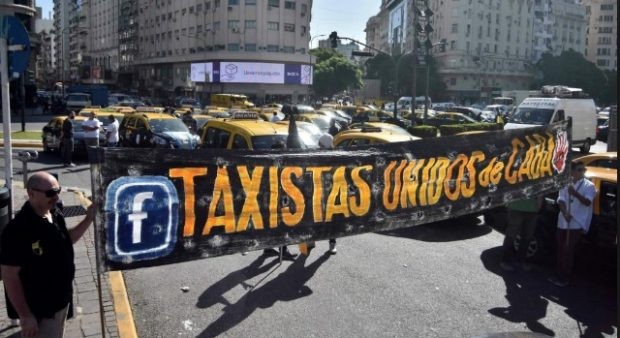 Taxistas protestan en el Obelisco por el funcionamiento de las aplicaciones de pasajeros | Actualidad