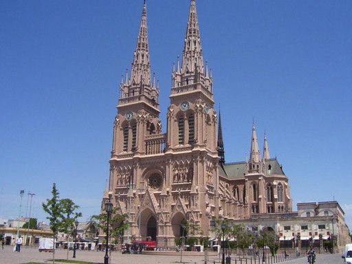 Detuvieron a una pareja por robarse candelabros de la Basílica de Luján | Actualidad