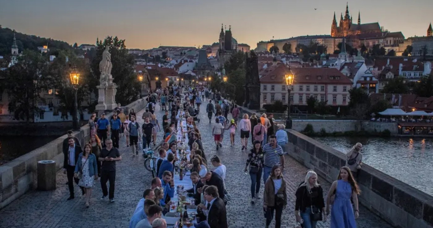 Checos celebran "el fin de la crisis" del coronavirus con un banquete en un puente | Internacionales