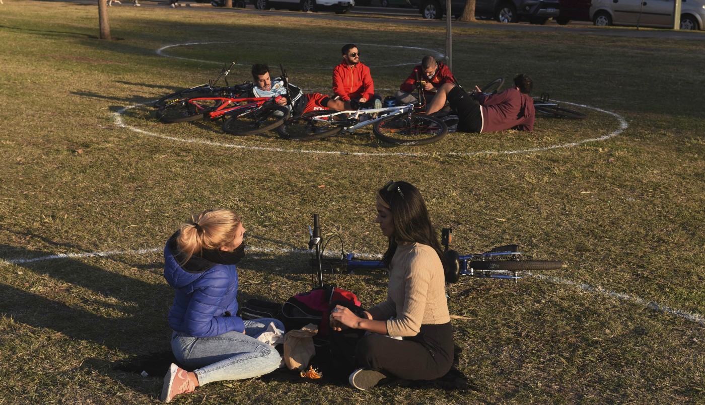 Rosario delimitó círculos en los parques para garantizar la distancia física | Actualidad