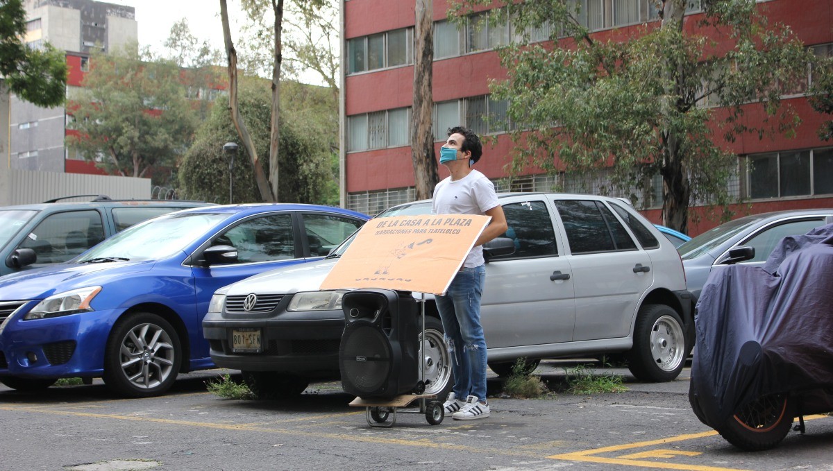 El hombre que lee cuentos por la calle para chicos en cuarentena | Curiosidades