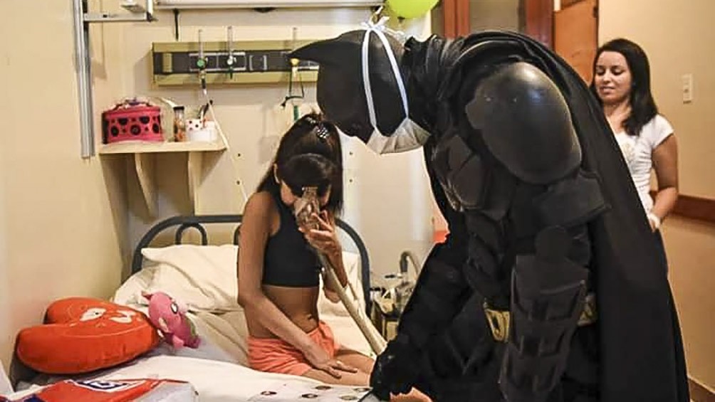 Batman solidario: recibirá en su "Baticueva" de La Plata a niños en tratamiento | Actualidad