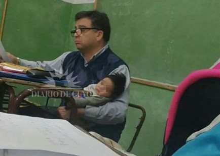 El profesor de San Juan que dio clases con el bebé de una alumna en brazos | Actualidad