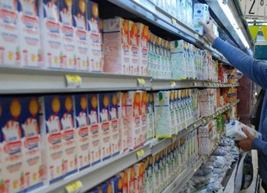 Los supermercados se defienden y aseguran que con la leche tienen "margen negativo" | Actualidad