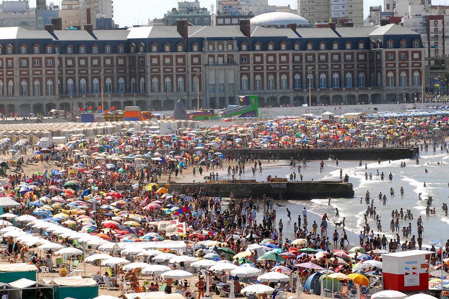 En Mar del Plata costará hasta un 40% más el alquiler de sombrillas y carpas el próximo verano | Actualidad