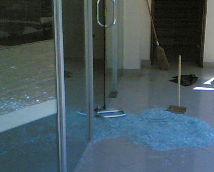 Tras robar en un supermercado, el ladrón se chocó contra la puerta de vidrio y fue detenido | Actualidad