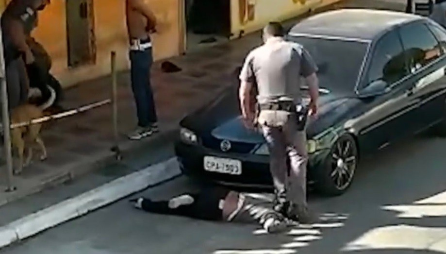 "Me desmayé cuatro veces": video de policía pisando la cabeza a una mujer indigna en Brasil | Internacionales