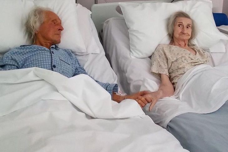 Emocionante: les juntaron las camas para tomarse de la mano por última vez, después de 69 años casados | Redes