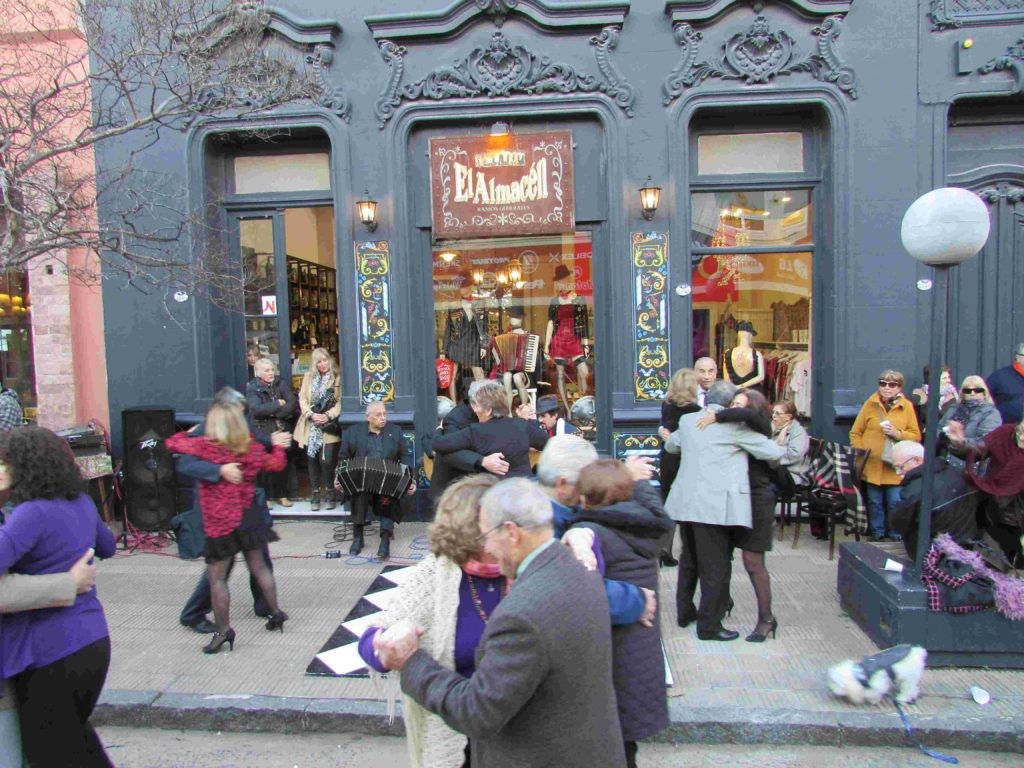 Necochea pasa a fase 5 y reabre cafeterías, ferias, iglesias y peluquerías | Actualidad