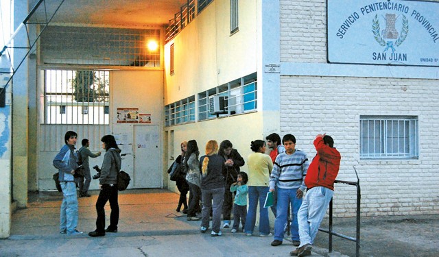 Colocaron marihuana y cargadores de celulares en la vagina de una nena para que las ingresara a un penal | Actualidad