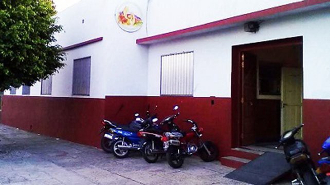 Protesta de padres de un colegio religioso que dejó sin trabajo a una maestra con cáncer | Actualidad