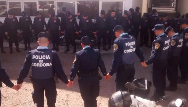 La foto viral de los policías que rezan antes de salir a patrullar en Córdoba | Actualidad