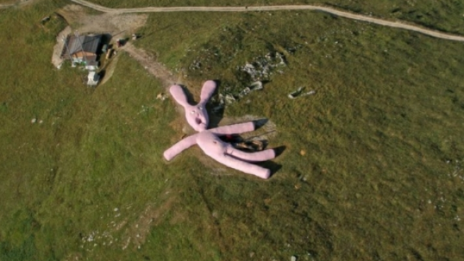 El extraño conejo gigante de peluche que "vive" en la cima de un monte | Curiosidades