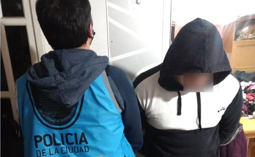 Detienen a vigilador por vaciar cuentas mientras ayudaba a operar en cajeros | Actualidad