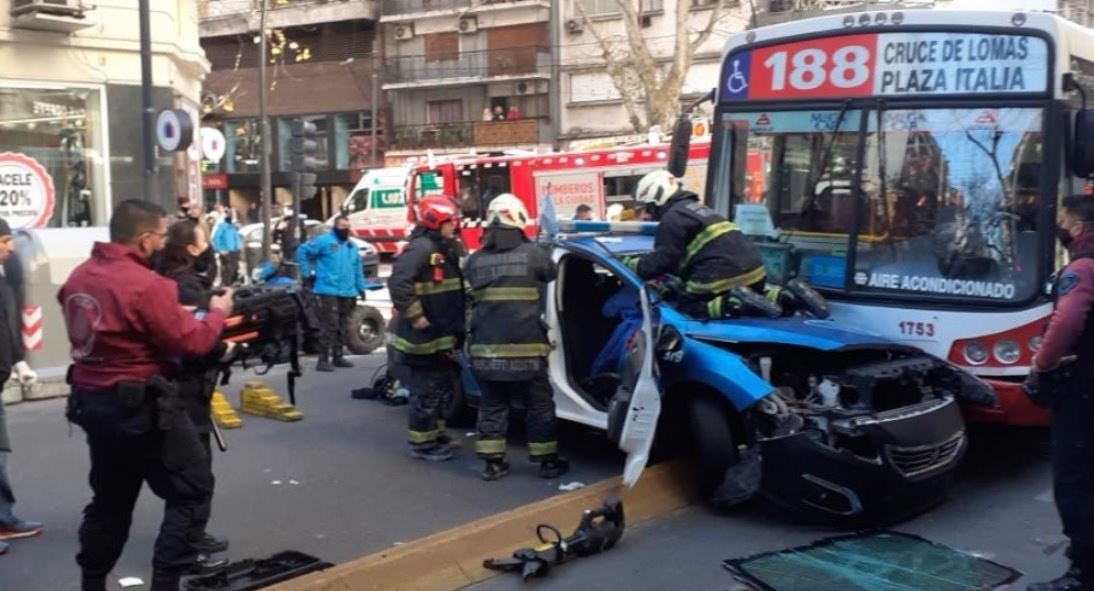 Impactante choque entre un colectivo y un patrullero en Palermo | Actualidad