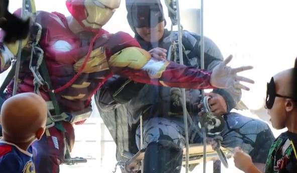 Los superhéroes que trepan paredes para sorprender a los chicos de un hospital | Actualidad