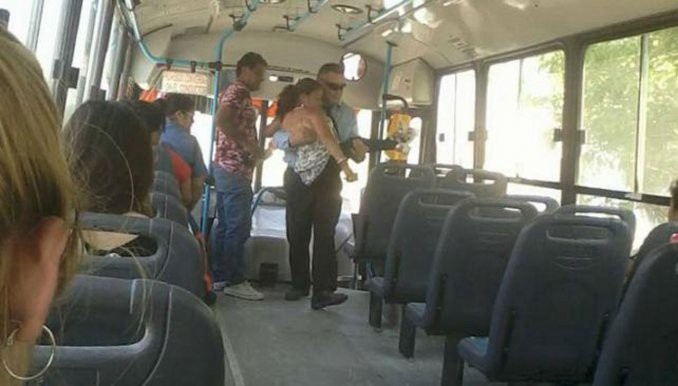 Chofer cargó en sus brazos a una pasajera con discapacidad porque el colectivo no tiene rampas | Actualidad