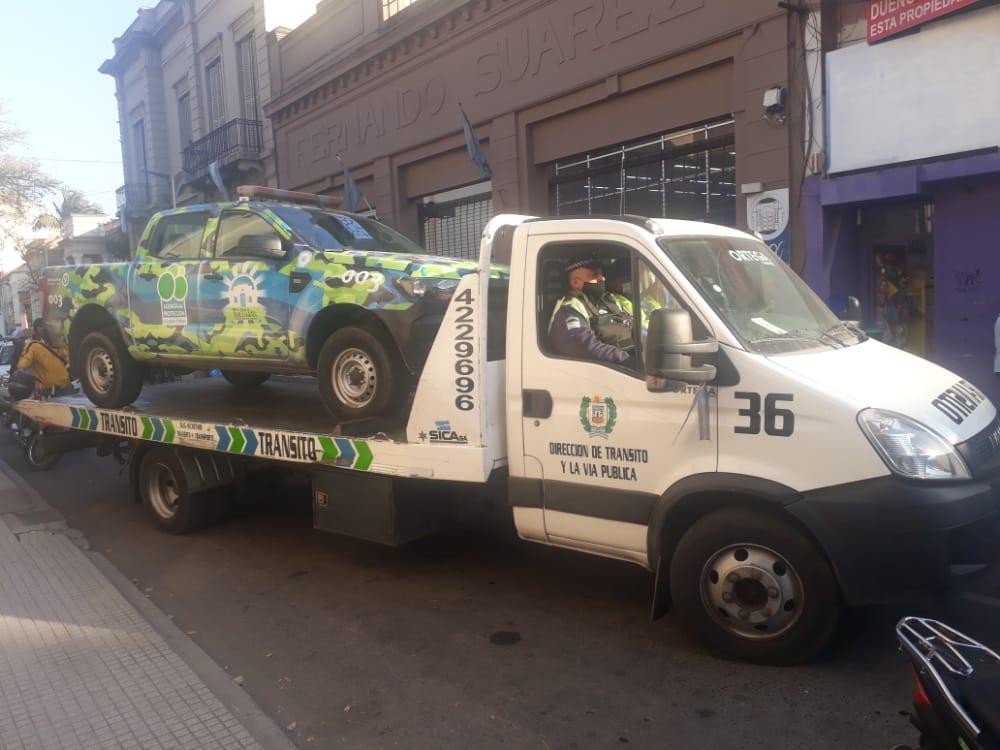 Grúa remolcó una camioneta municipal mal estacionada que se usaba en un operativo por el coronavirus | Actualidad