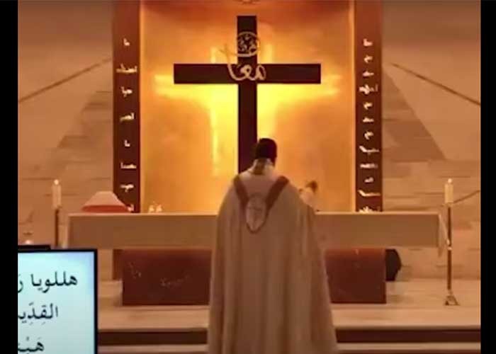 Video: el momento en que un cura daba misa en Beirut y lo sorprende las explosiones | Internacionales