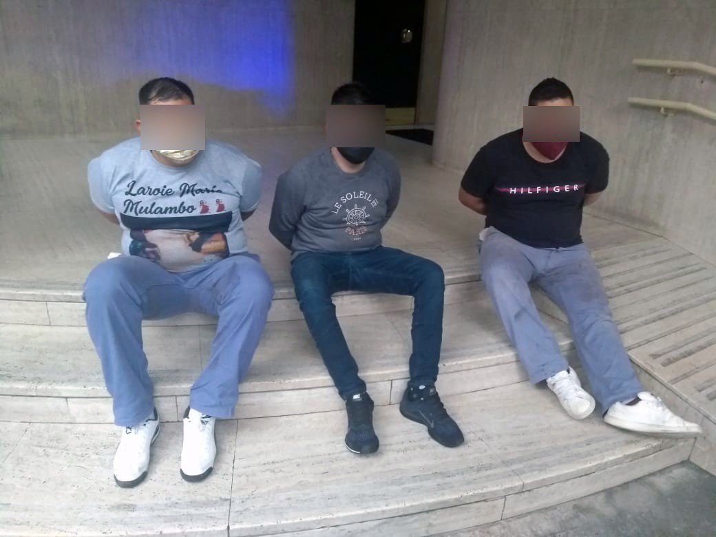 Detienen a tres hombres armados que asaltaron un departamento y escaparon por la terraza | Actualidad