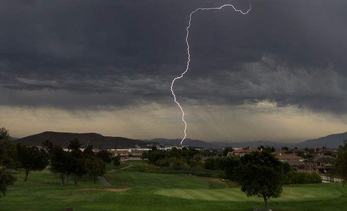 Capturan un impresionante rayo y un arcoíris en la misma foto | Clima, naturaleza y medio ambiente
