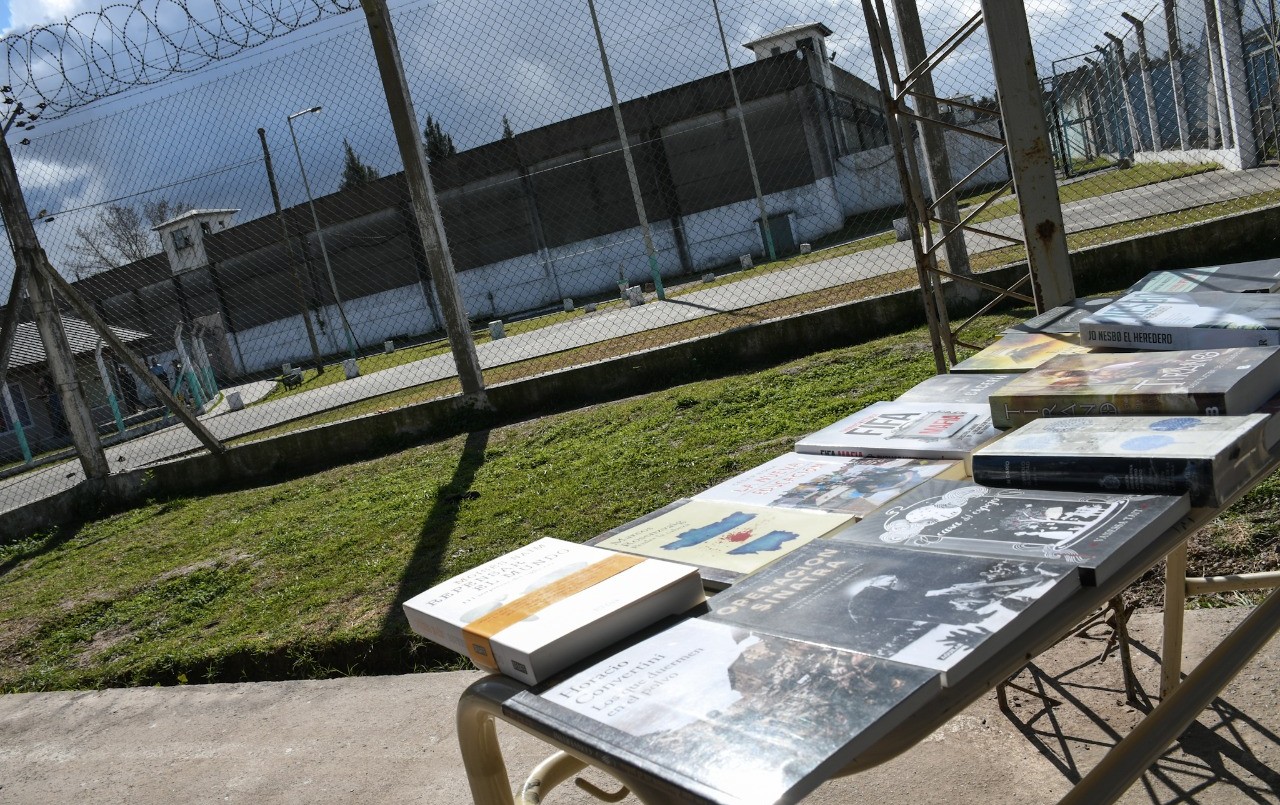 Donaron 3.000 libros a un penal platense que aloja a jóvenes adultos | Actualidad