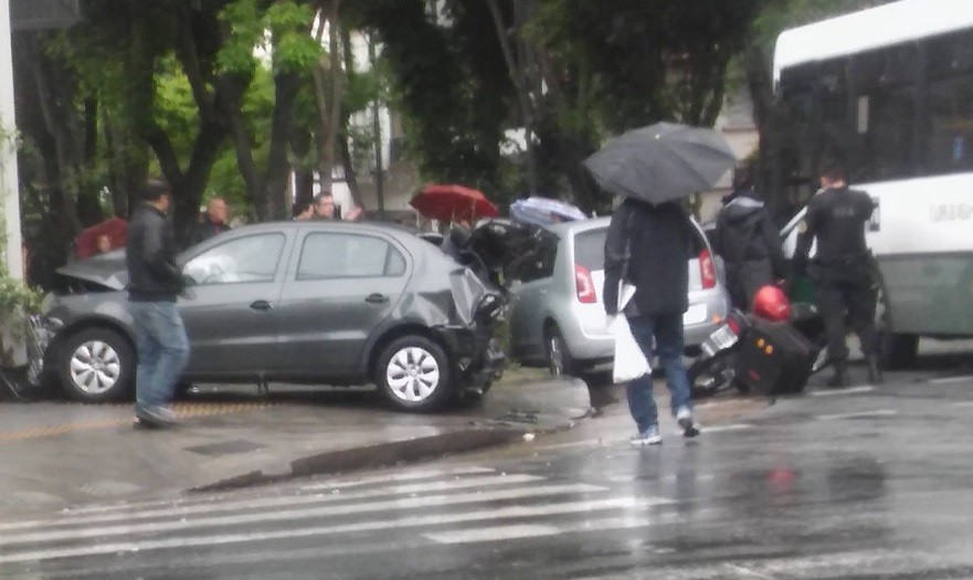 Al menos cinco personas heridas al chocar un colectivo, una moto y tres autos en Villa Urquiza | Actualidad